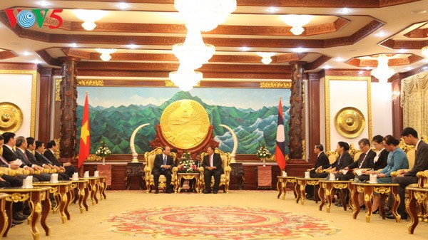 Нгуен Суан Фук встретился с руководителями партии и государства Лаоса - ảnh 1